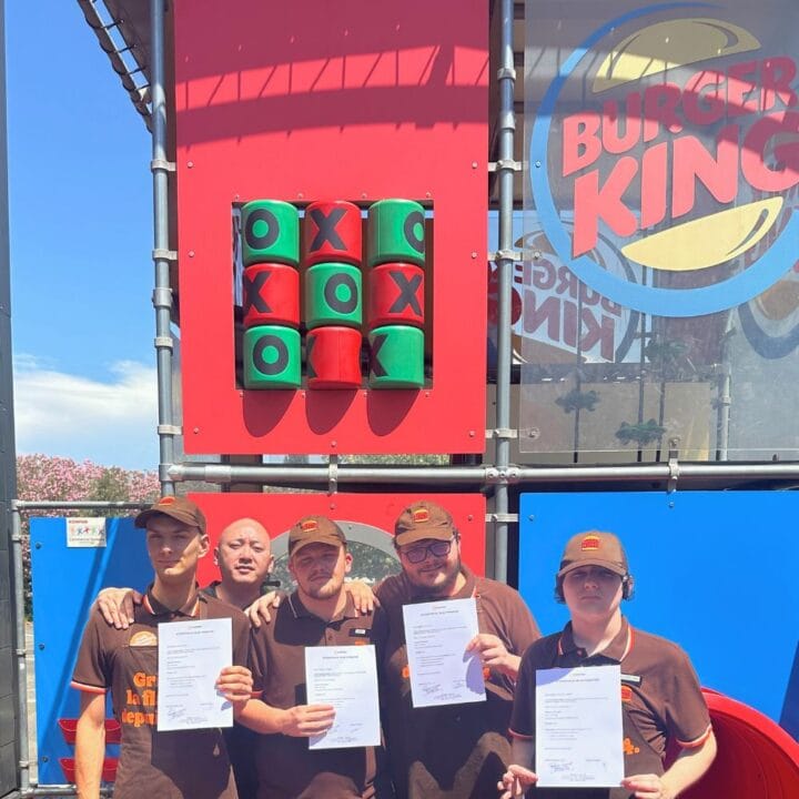 Formation professionnelle en partenariat avec Handiwork et Burger King Photo du groupe à la fin de la formation