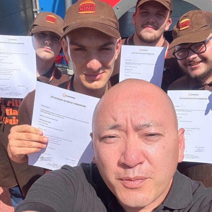 Formation professionnelle en partenariat avec Handiwork et Burger King Photo du groupe avec attestation de fin de formation